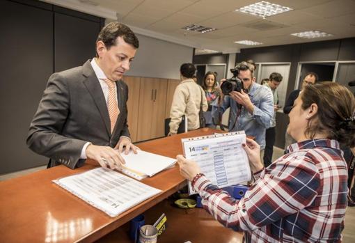 José Luis Bayo presentando sus avales como candidato a la Presidencia del PPCV, en 2017