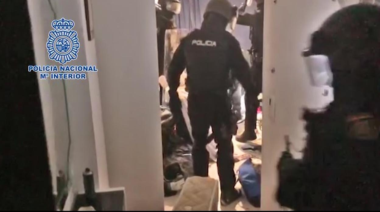 Vídeo la Policía evita el suicidio de un hombre que agredió a su