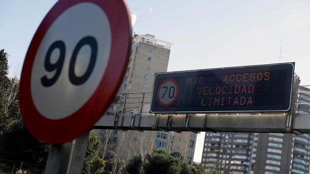 Panel informativo de la DGT avisando del límite de velocidad