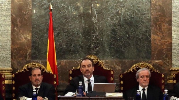 En el centro, el presidente del tribunal del «procés», el juez Manuel Marchena