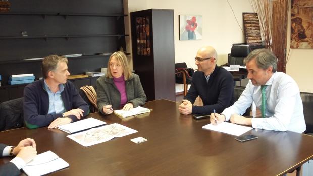 El alcalde de Madridejos, José Antonio Contreras, con la directora de Acuaes, Rosa Cobo