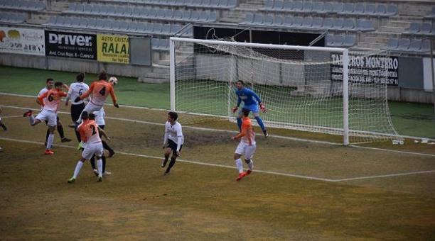Un momento del choque entre la Balompédica Conquense y el CF Peralada