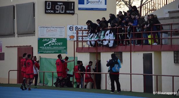 Los jugadores del CD Toled celebran el triunfo con sus aficionados al término del partido