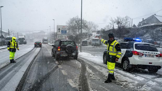 Caos circulatorio en las carreteras orensanas debido a la nieve