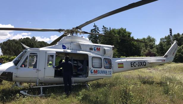 Helicóptero donde ha sido trasladado el joven tras la caída