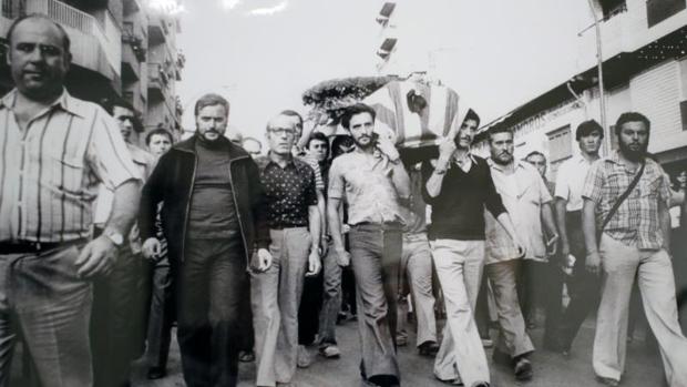 La violenta muerte del joven alicantino Miquel Grau, recordada en una foto de la exposición