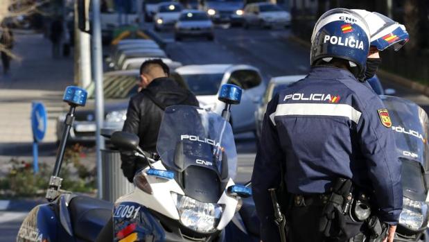 Agentes de la Policía Nacional de Alicante con un joven sospechoso