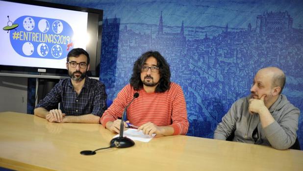 Diego Mejías, que ha estado acompañado por el director del Festival de Magia «Toledo Ilusión«, Woody Aragón, y el coordinador del Festival «Cohete», Jorge de la Cruz