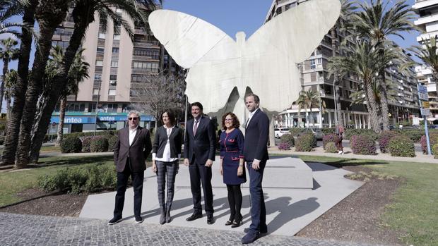 El alcalde de Alicante y la concejal de Cultura, con representantes de la Fundación Hortensia Herrera, delante de la escultura