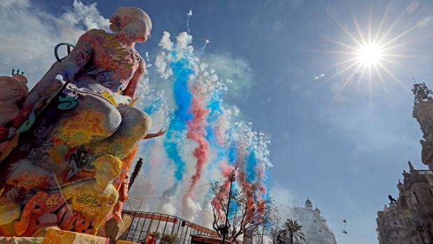 Un momento de la mascletà de este domingo en las Fallas de Valencia