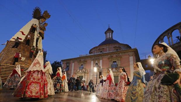 La «Geperudeta» con parte de su manto blanco de claveles, este domingo en Valencia