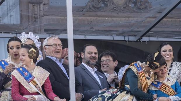 El alcalde de Valencia, Joan Ribó (izquierda), junto al ministro de Fomento, José Luis Ábalos, en el balcón del Ayuntamiento este martes durante la mascletà