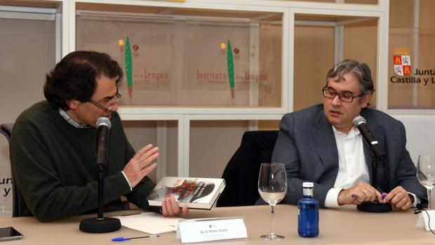 El escritor Juan Manuel de Prada, junto al profesor de literatura de la Universidad de Burgos (UBU), Pedro Ojeda