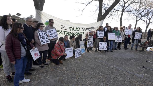 Personas asistentes a la concentración por el río Tajo