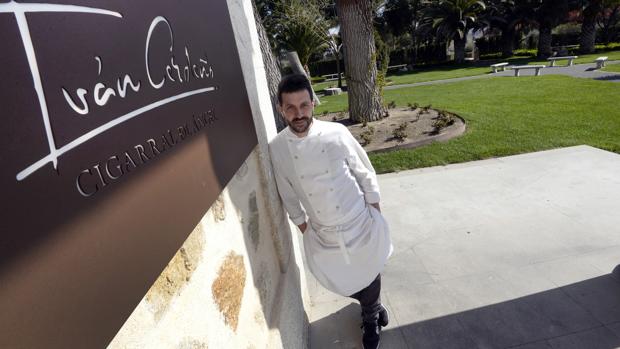 Iván Cerdeño posa junto al cartel del restaurante del Cigarral del Ángel