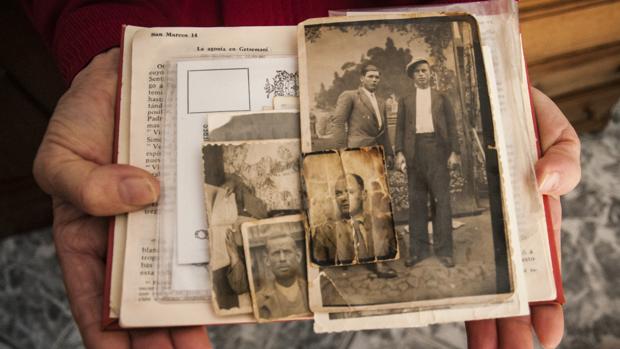 Biblia donde Julia Capilla guardaba las fotos de sus familiares, entre ellos su tío asesinado, Pablo Madrid