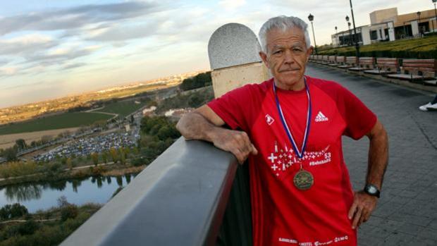 El atleta veterano de Toledo, Juan López García, posa en una imagen de archivo