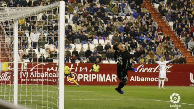 El portero del Tenerife, Dani Hernández, se estira en vano mientras el balón entra en su red