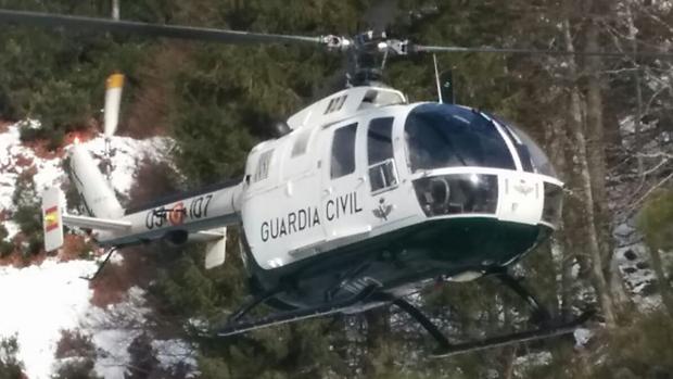 En el rescate del cadáver han participado especialistas de montaña y un helicóptero de la Guardia Civil
