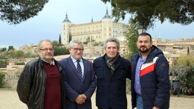 Miguel Ríos, con el consejero de Cultura, Ángel Felpeto, y el director general de Juventud, Juan Ramón Amores