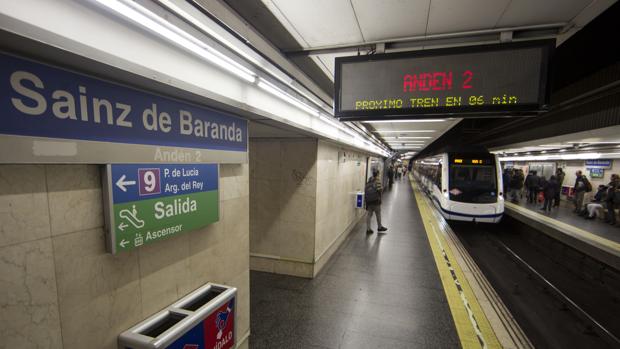 Un convoy de Metro entrando en la estacíon de Sainz de Baranda