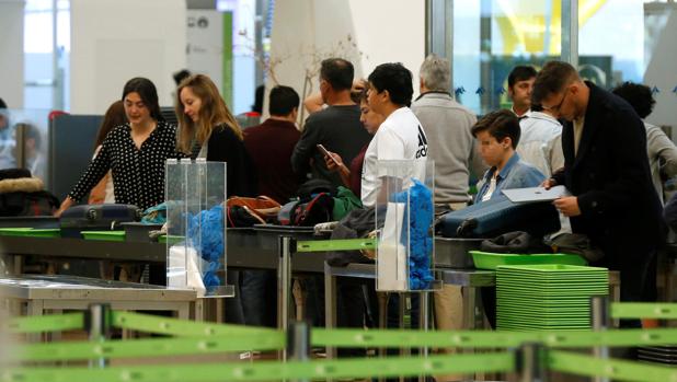 El control de equipajes, esta mañana, en Barajas