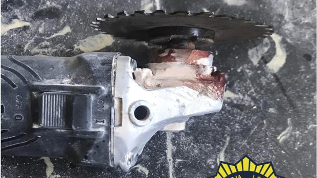 La herramienta con la que el hombre sufrió el corte en el brazo