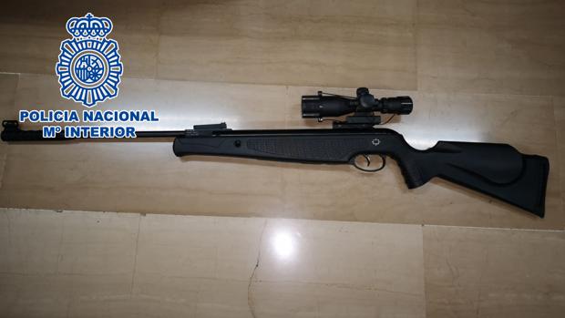 El rifle de aire compriomido intervenico al vecino en Alicante