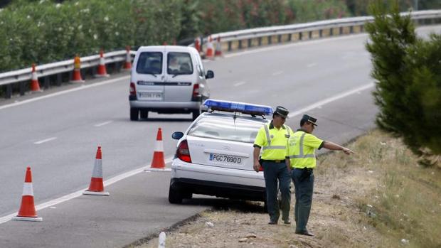 Efectivos de la Guardia Civil en una carretera de Castellón