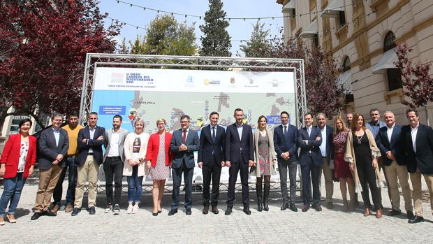 César Sánchez (centro), este miércoles en al presentación de la Gran Carrera del Mediterráneo