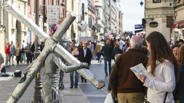 Madrileños y franceses, los que más nos visitan