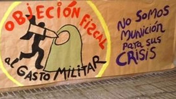 Pintada a favor de la «objeción fiscal al gasto militar» difundida por el Grupo Antimilitarista Tortuga