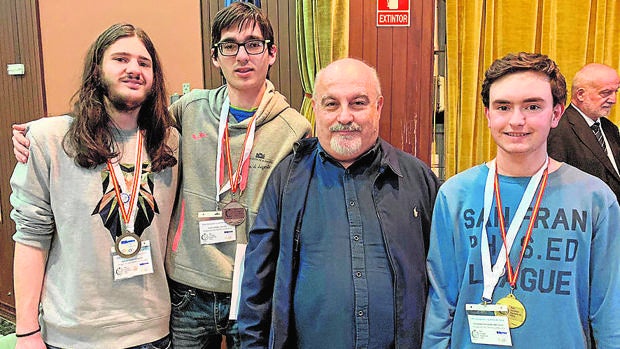 Fernando Fernández (el primero a la izquierda), con Carlos Víllora y Martín Torres, los otros dos alumnos de la región que participaron en la XXX Olimpiada Española de Física, y el profesor Enrique Arribas