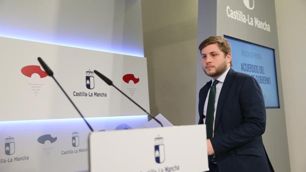 Nacho Hernando llega al atril de la sala de prensa del Palacio de Fuensalida