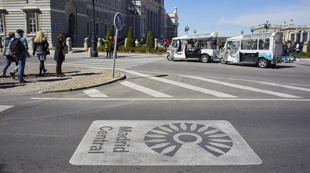 Señalización en la calzada de la entrada al área de Madrid Central