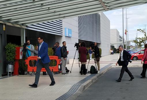 José Blanco y Óscar López llegando al Hospital Puerta de Hierro (Majadahonda)