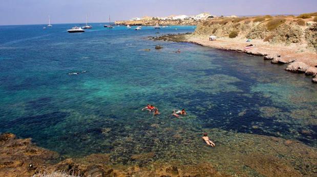 Tabarca tiene varias calas de aguas cristalinas, como reserva marina que es, además de su playa