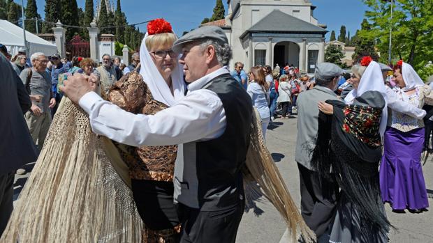 Parejas de chulapos y chulapas bailan chotis en la Pradera de San Isidro