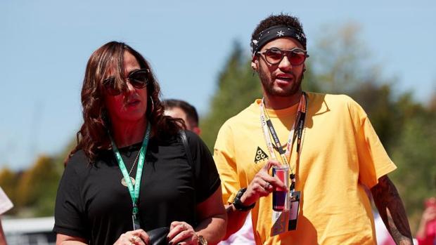 Neymar con su madre, Nadine Santos, en el Gran Premio de Fórmula 1 en Montmeló, hace unos días