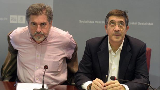 Jesús Eguiguren (i), junto a Patxi López