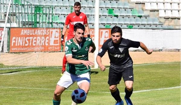 Iván Bueno y Serrano pelean un balón en el último partido de la Liga en Tercera División