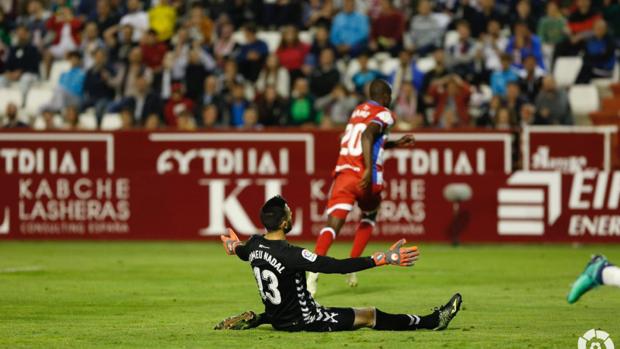 Tomeu Nadal, desolado en el suelo, tras encajar el gol de Adrián Ramos