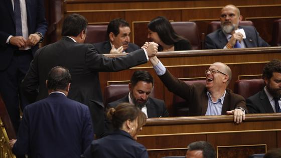 Aitor Esteban (PNV) saluda a José Zaragoza, el único diputado del PSOE que se ha hecho un hueco entre los diputados de Vox que han ocupado la bancada socialista
