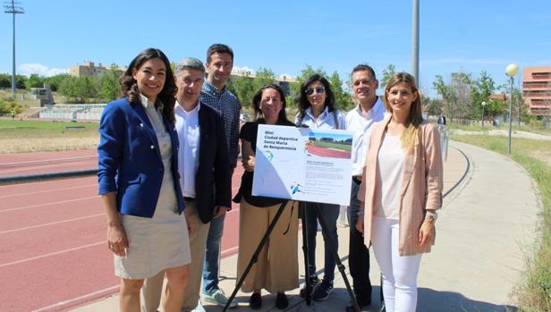 Claudia Alonso, acompañada, entre otros del deportista Javier Lorente, que forma parte de su lista