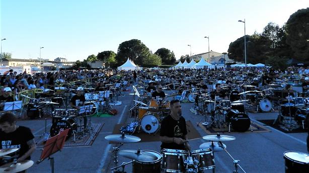 Un total de 121 bateristas tocaron al mismo ritmo