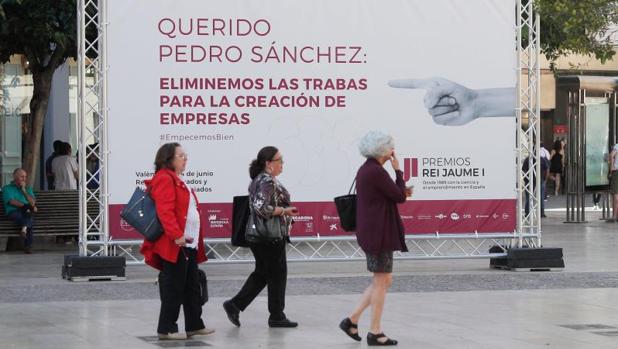Uno de los carteles reivindicativos de más facilidades para la investigación colocados por la Fundación Premios Jaume I en las calles de Valencia