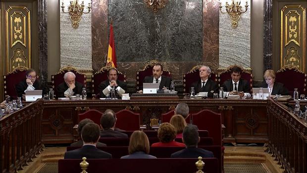 Imagen tomada de la señal institucional del Tribunal Supremo, de la vista general de la sala durante la sesión