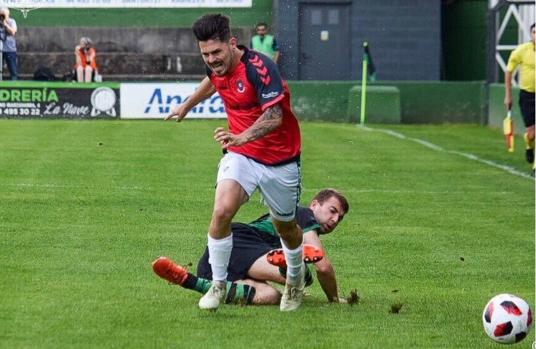 Iván Bueno sufre una entrada de un defensor del Sestao River