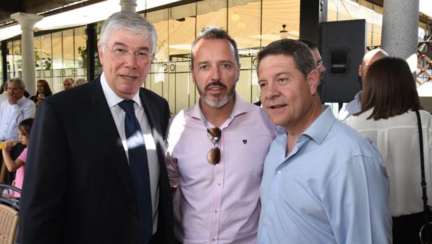 Tofiño (izquierda), con el alcalde de Yuncler, Luis Miguel Martín, y el presidente regional Emiliano García-Page durante la pasada campaña electoral