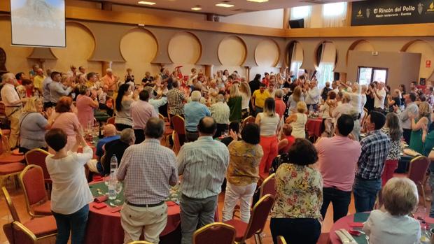 Vecinos aplaudiendo a la concejal alicantina durante la comida homenaje